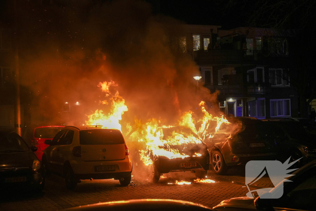 Geparkeerde auto's beschadigd door brand
