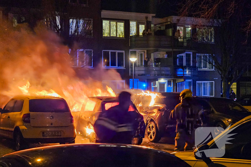 Geparkeerde auto's beschadigd door brand