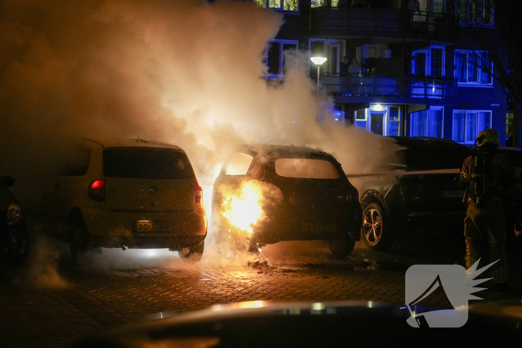Geparkeerde auto's beschadigd door brand