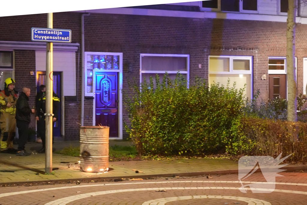 Aanhouding en woning doorzocht nadat persoon vuurwerk in vuurton gooit
