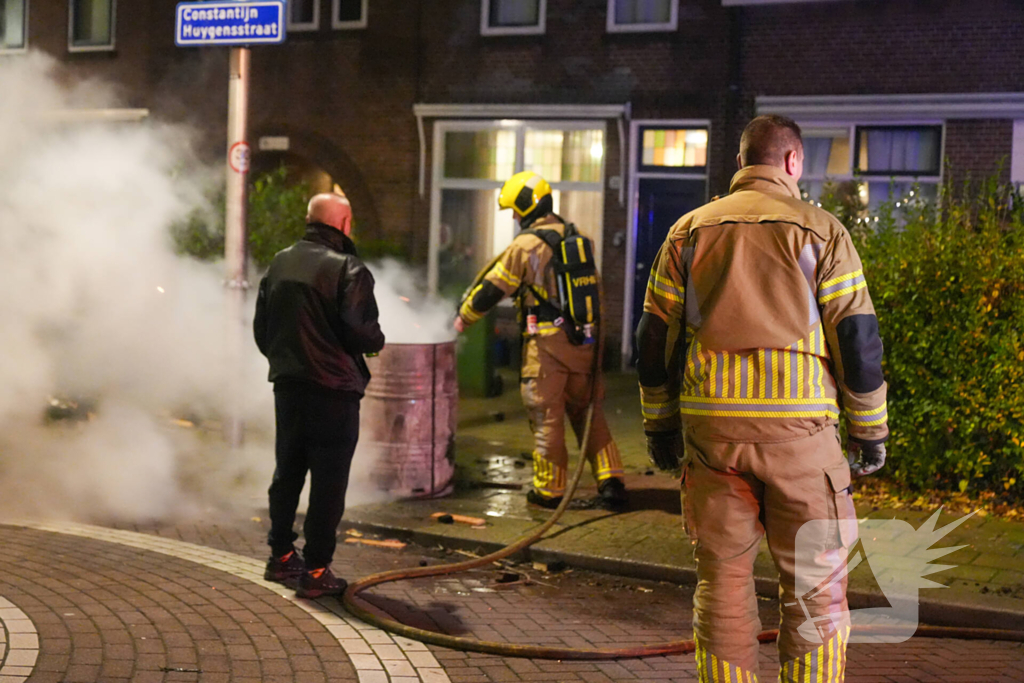 Aanhouding en woning doorzocht nadat persoon vuurwerk in vuurton gooit