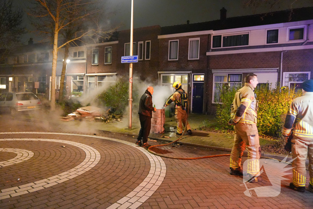 Aanhouding en woning doorzocht nadat persoon vuurwerk in vuurton gooit