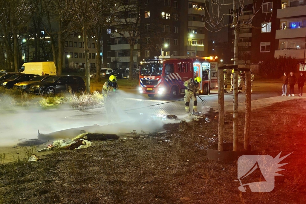 Brandweer blust brandende berg afval