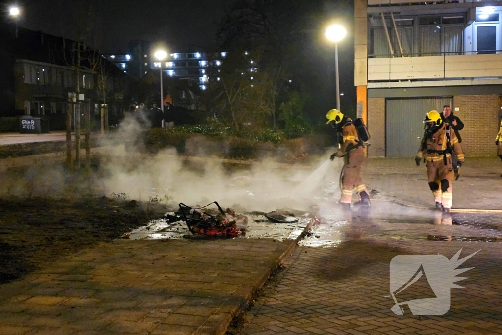 Brandweer blust brandende berg afval