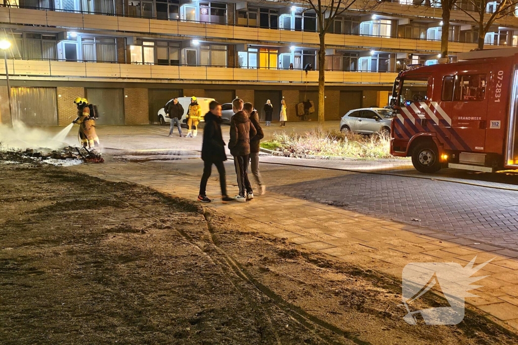 Brandweer blust brandende berg afval
