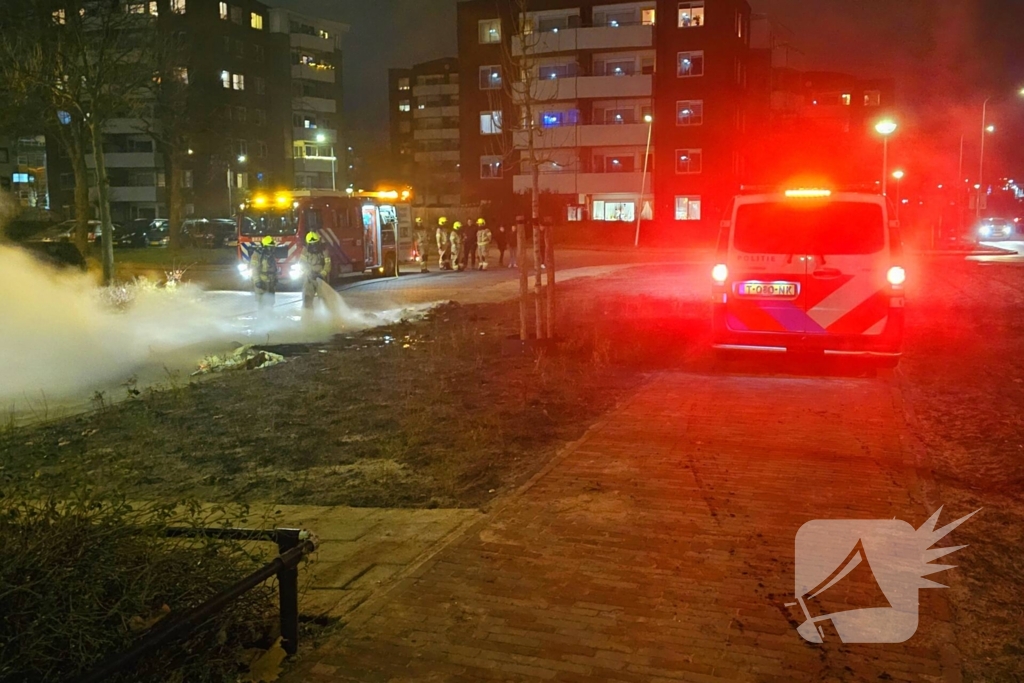 Brandweer blust brandende berg afval