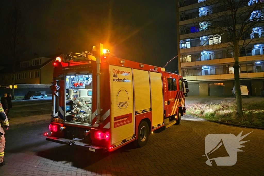 Brandweer blust brandende berg afval