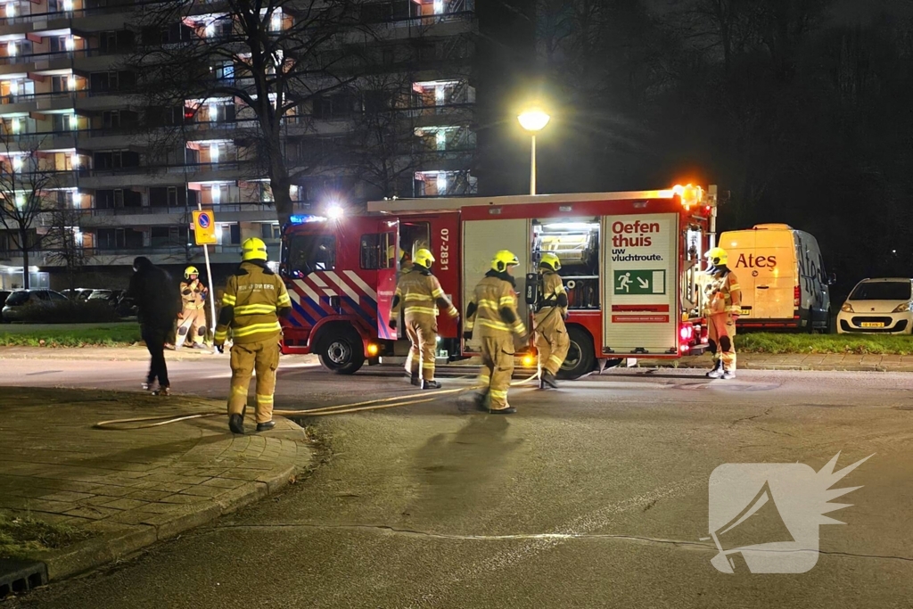Brandweer blust brand bij speeltoestsel