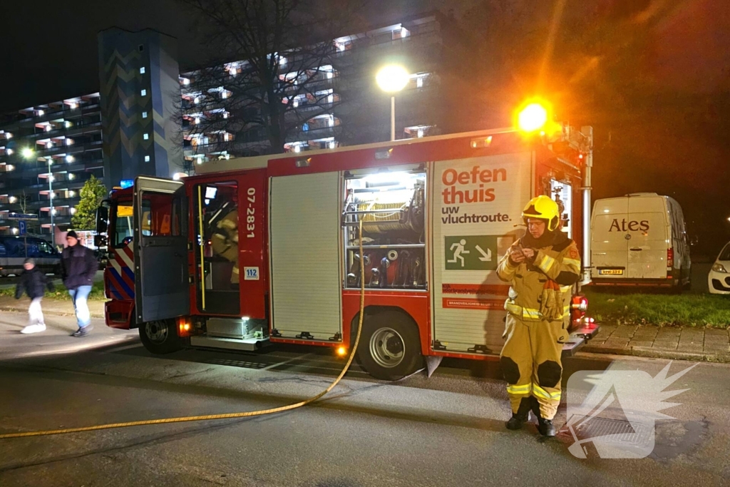 Brandweer blust brand bij speeltoestsel