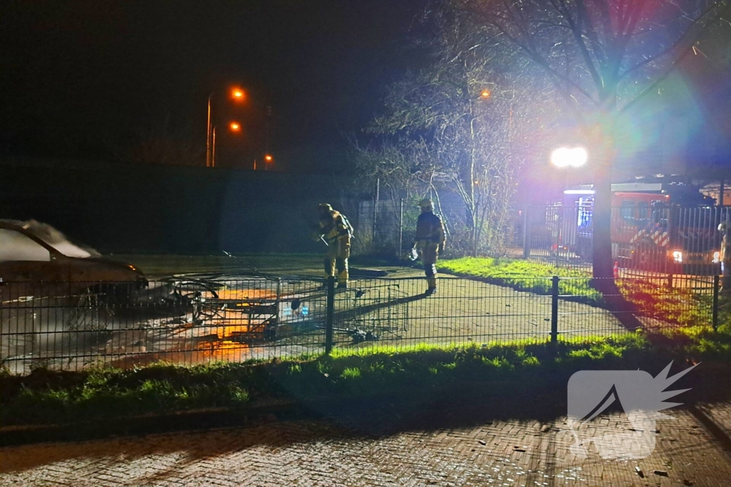 Auto gaat in vlammen op achter brandweerkazerne