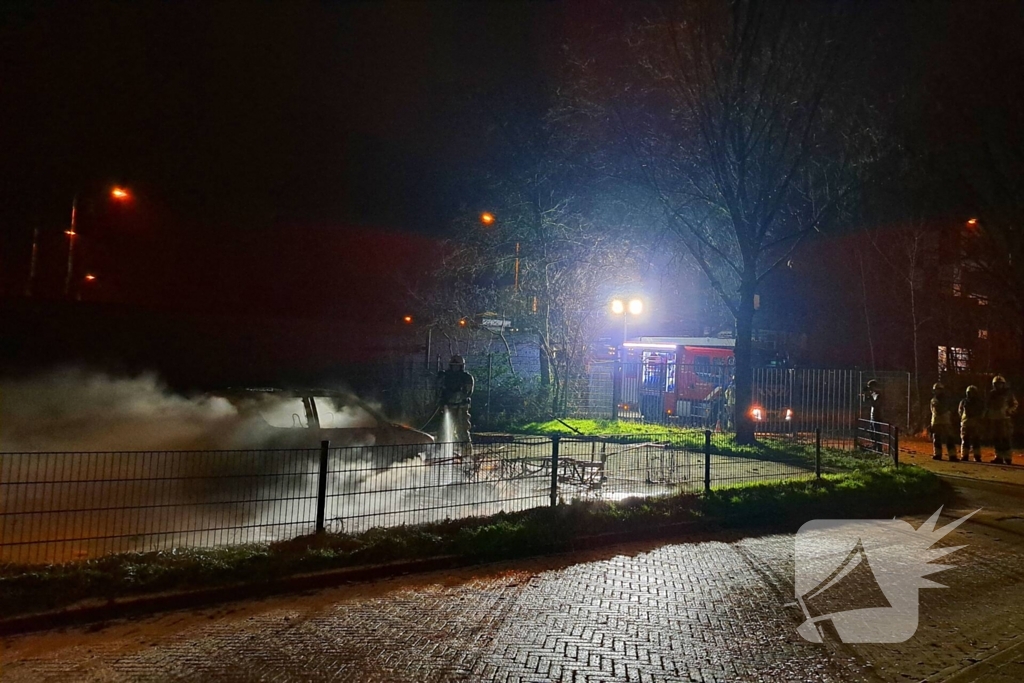 Auto gaat in vlammen op achter brandweerkazerne