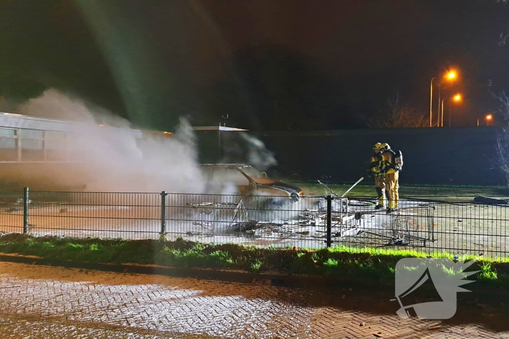 Auto gaat in vlammen op achter brandweerkazerne