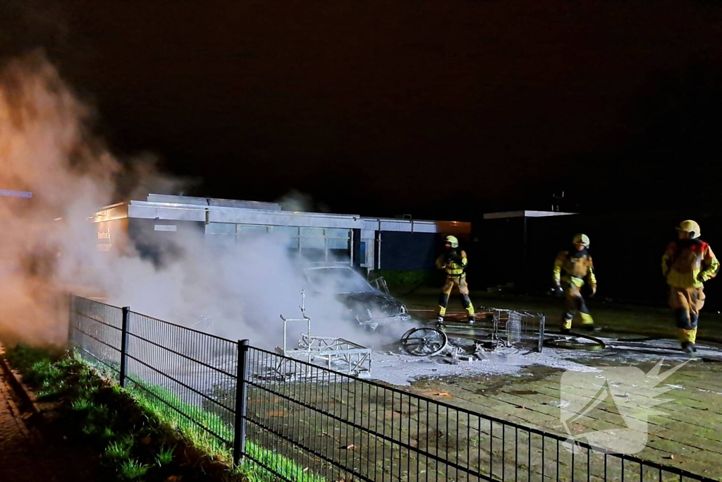 Auto gaat in vlammen op achter brandweerkazerne
