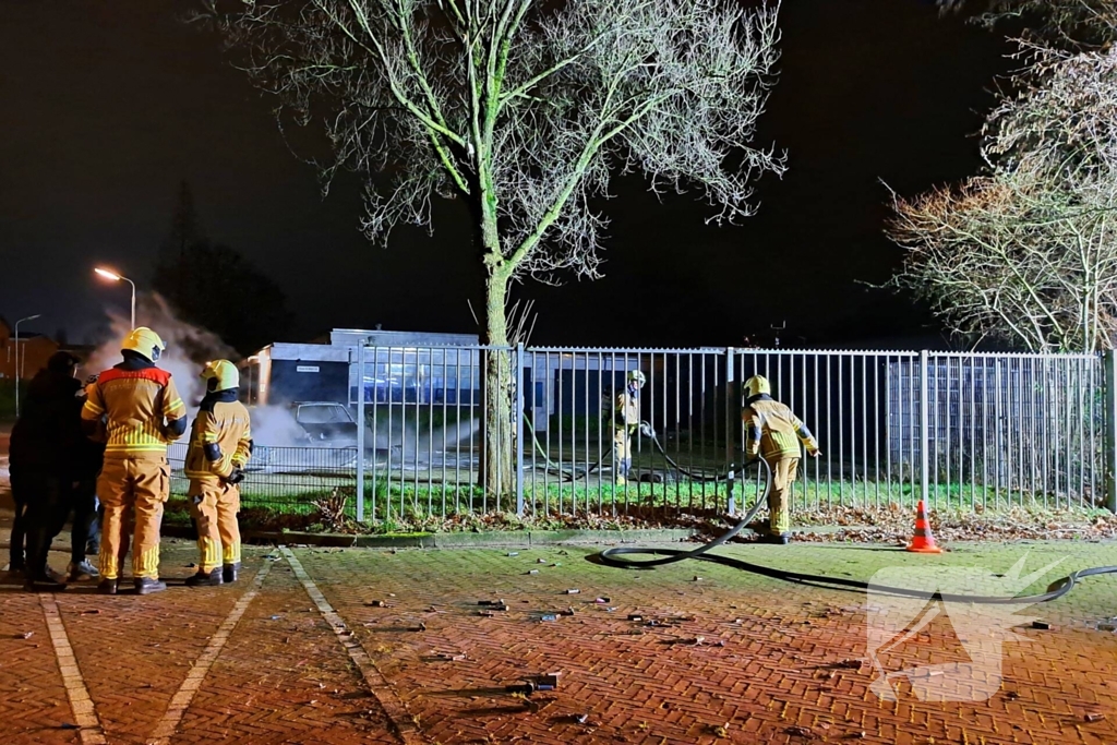 Auto gaat in vlammen op achter brandweerkazerne