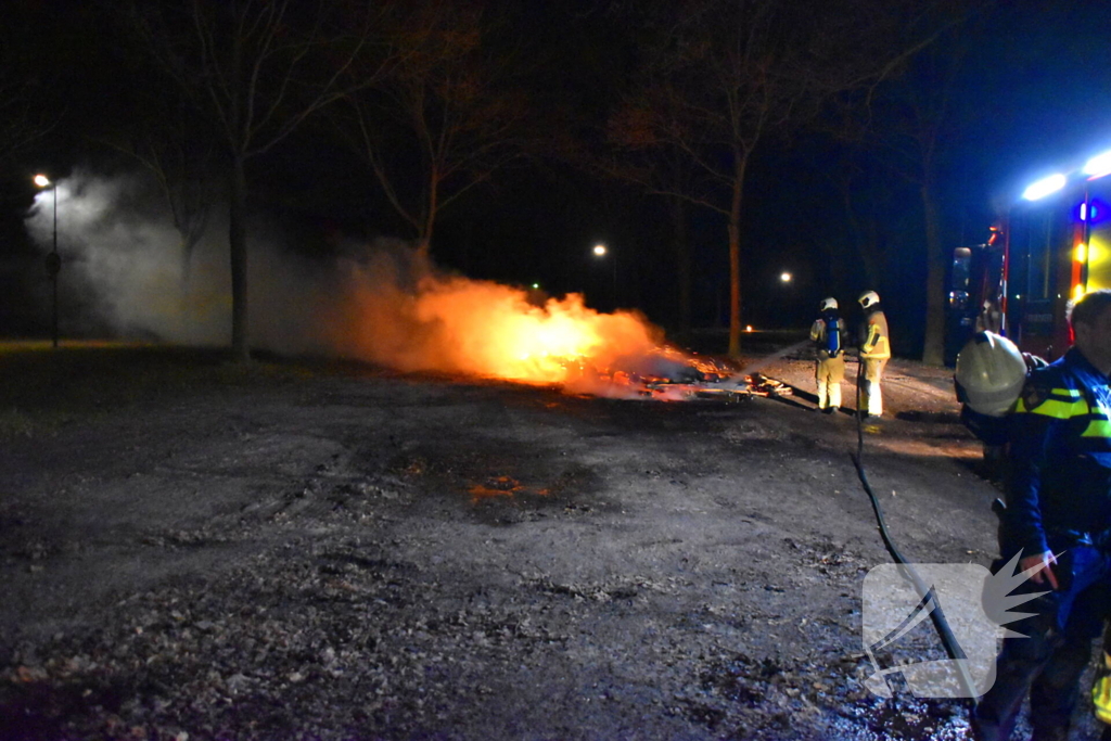 Caravan tot grond toe afgebrand