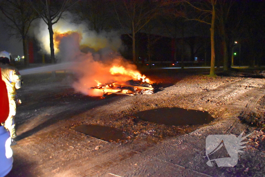 Caravan tot grond toe afgebrand