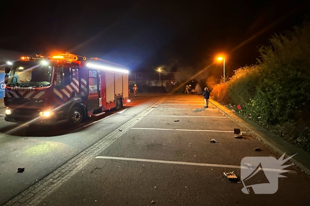 Brandweer blust afvalbrand op parkeerterrein