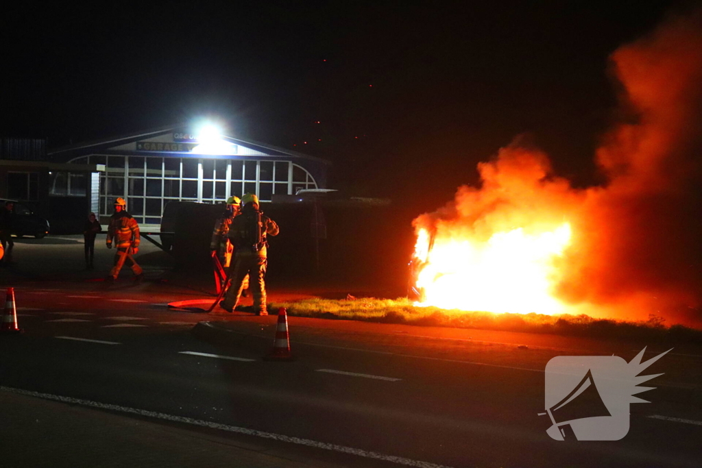 Brandende sloopauto zorgt voor veel rook