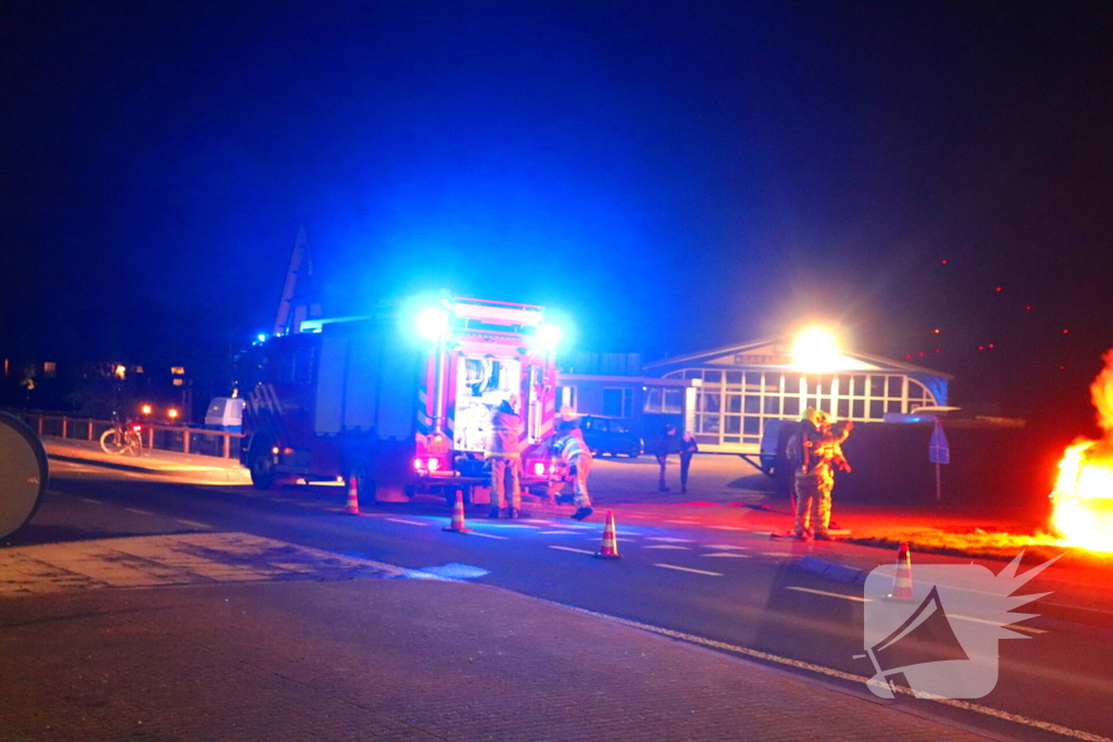 Brandende sloopauto zorgt voor veel rook