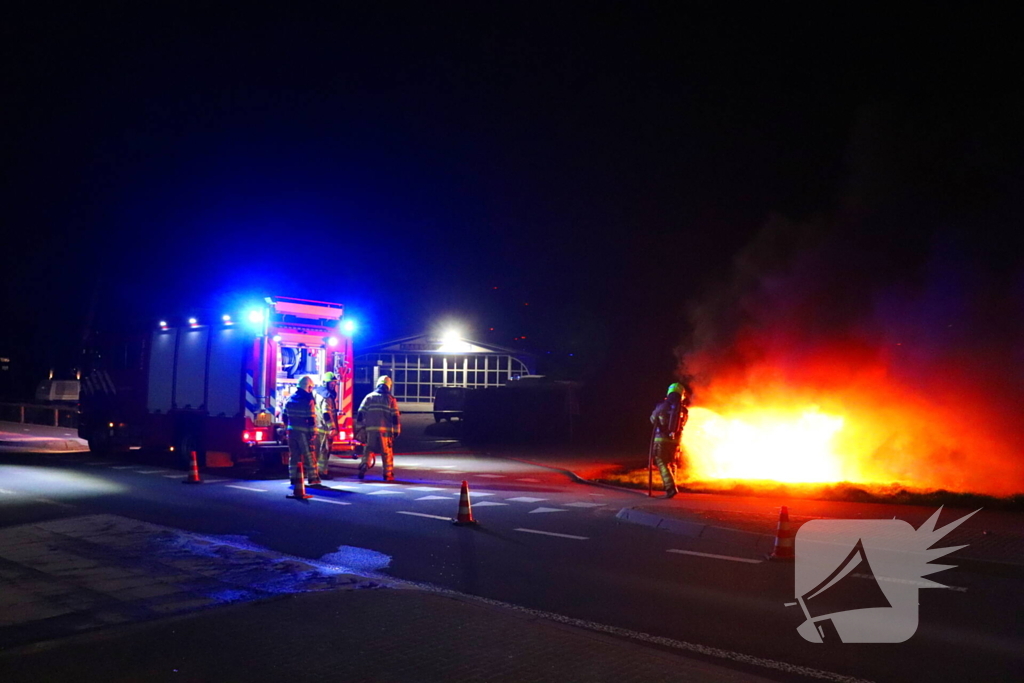 Brandende sloopauto zorgt voor veel rook