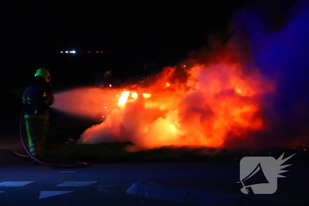 Brandende sloopauto zorgt voor veel rook