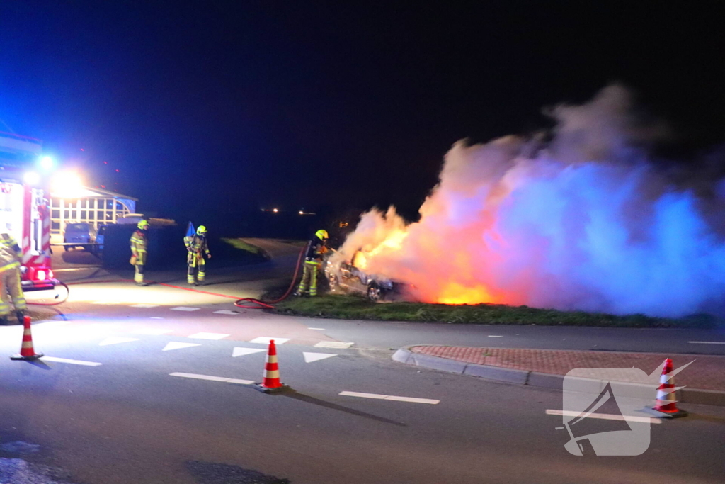 Brandende sloopauto zorgt voor veel rook
