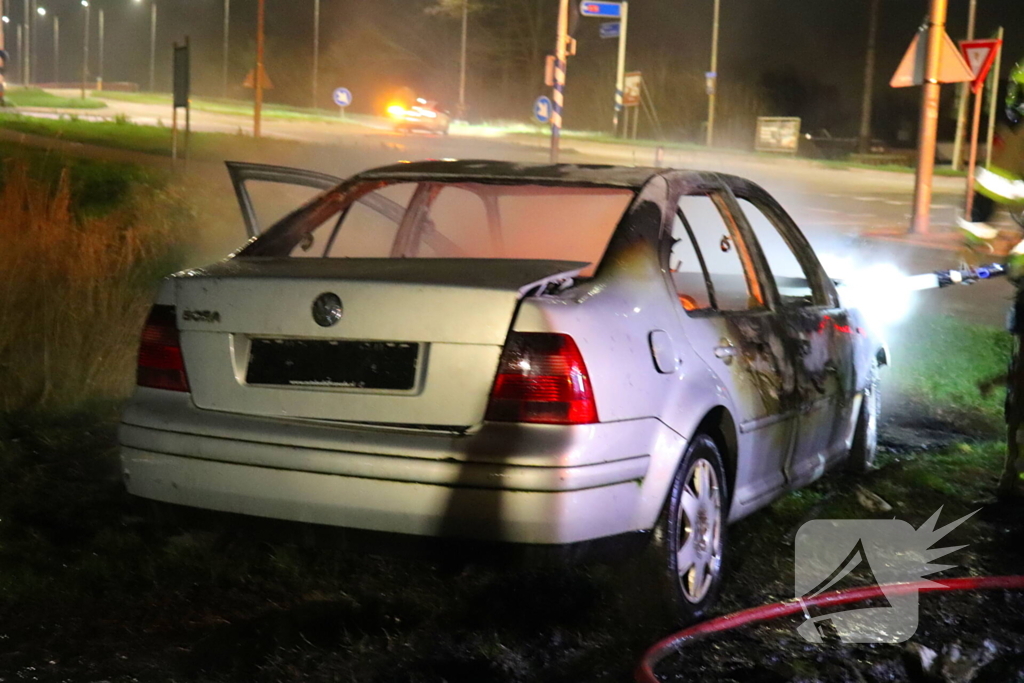 Brandende sloopauto zorgt voor veel rook