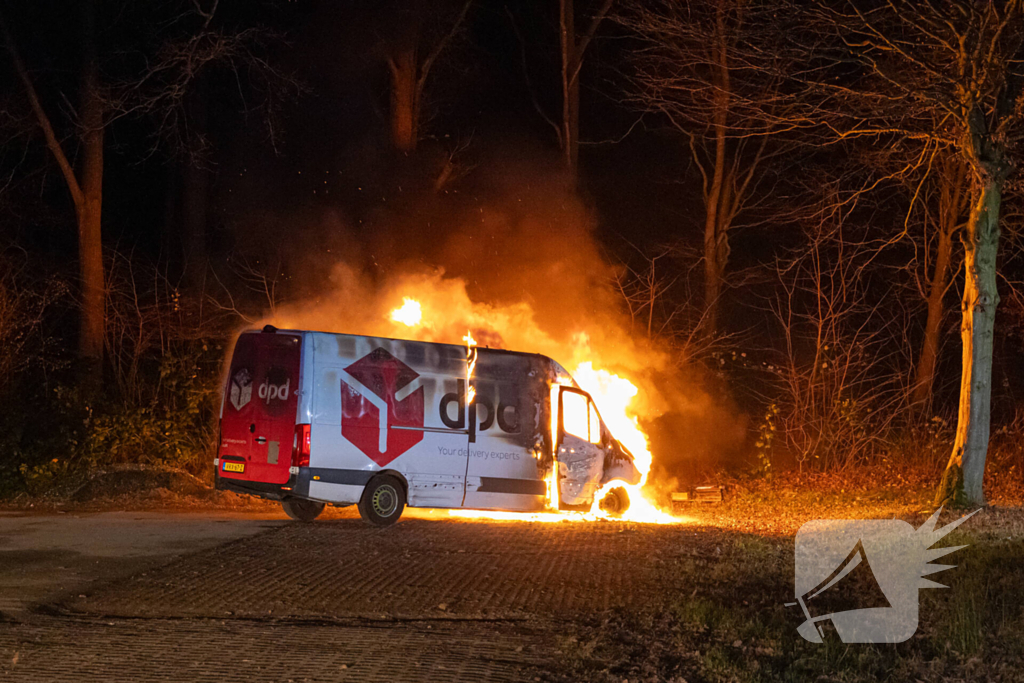 Bestelbus DPD door brand verwoest