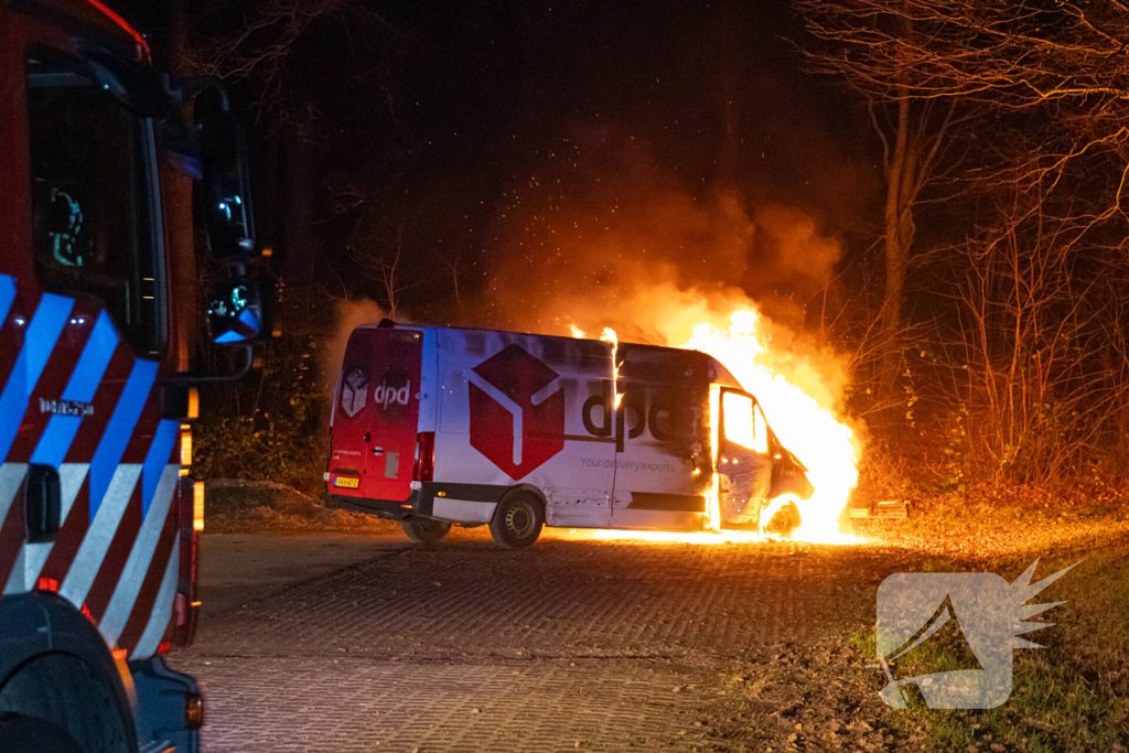 Bestelbus DPD door brand verwoest