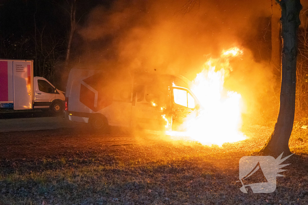 Bestelbus DPD door brand verwoest