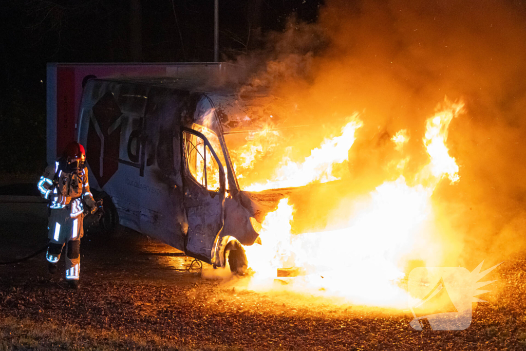 Bestelbus DPD door brand verwoest
