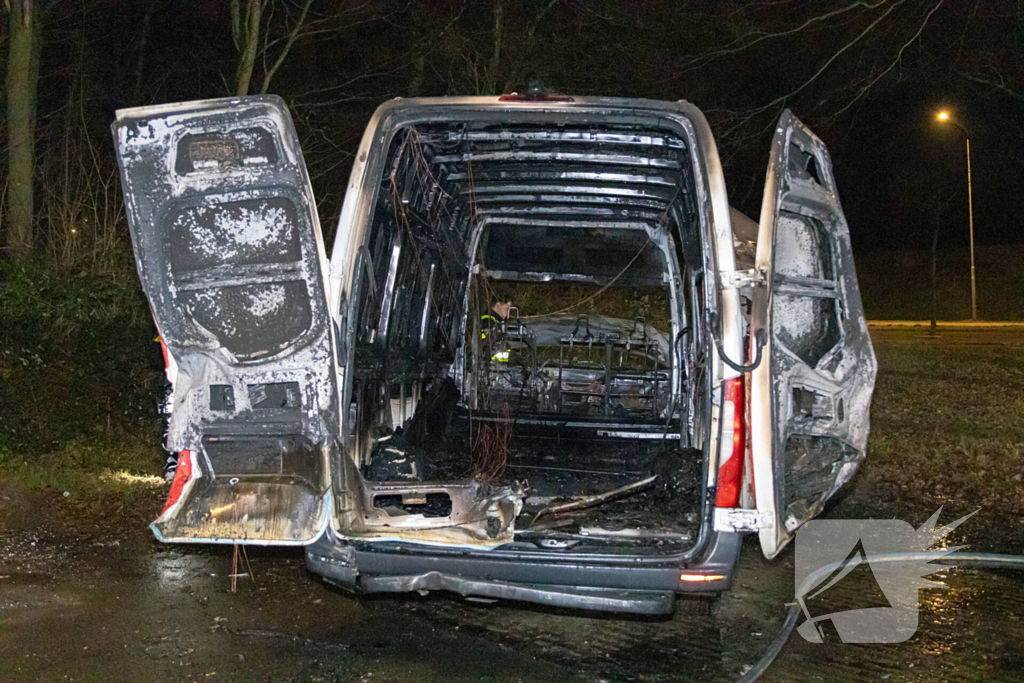 Bestelbus DPD door brand verwoest