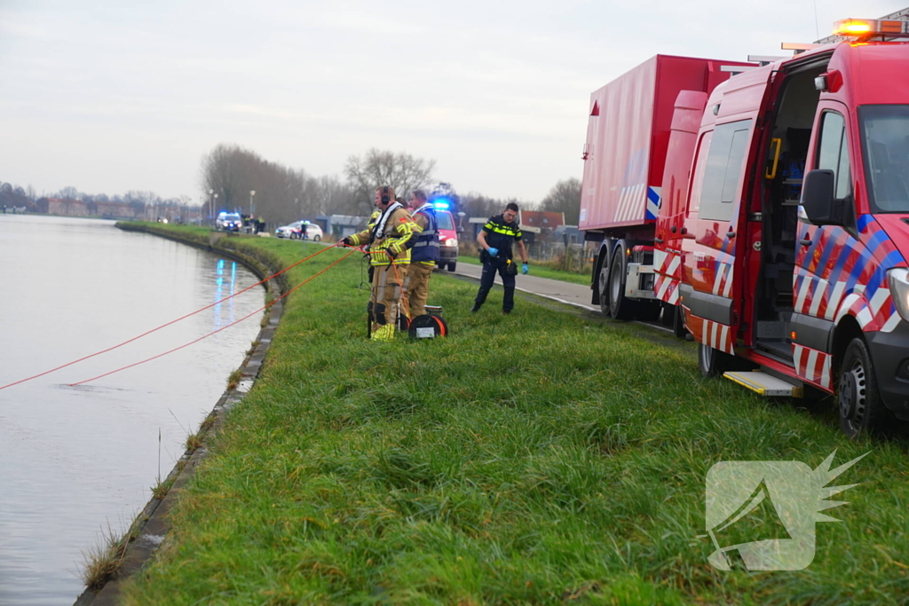 Auto te water met bestuurder in het raam