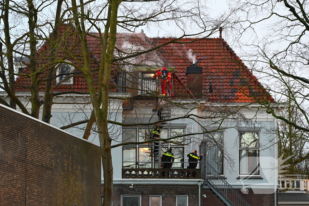 Brandweer haalt persoon van balkon bij brand
