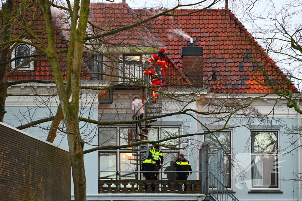 Brandweer haalt persoon van balkon bij brand
