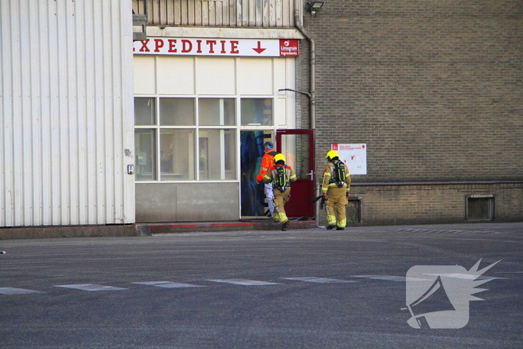 Brandweer blust brand in meelfabriek, gebouw ontruimd