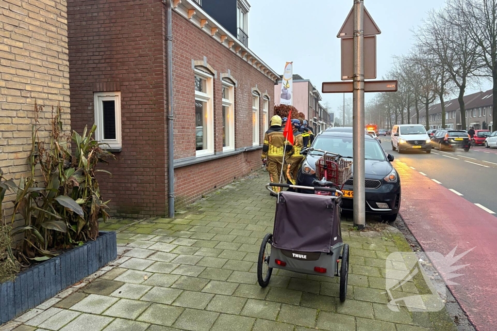 Automobilist rijdt tegen geparkeerde auto en woning aan