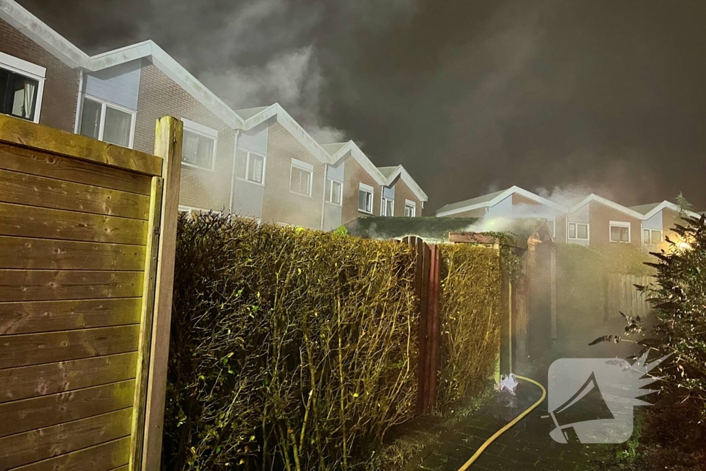 Container tegen schuur vliegt in brand