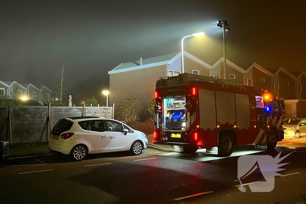 Container tegen schuur vliegt in brand