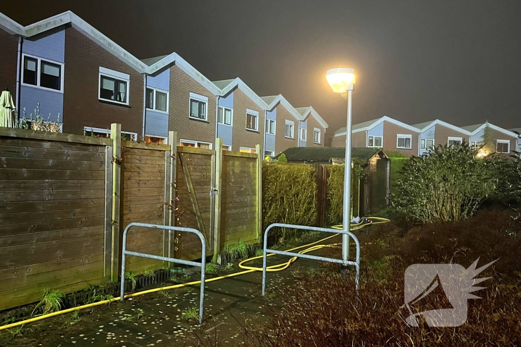 Container tegen schuur vliegt in brand