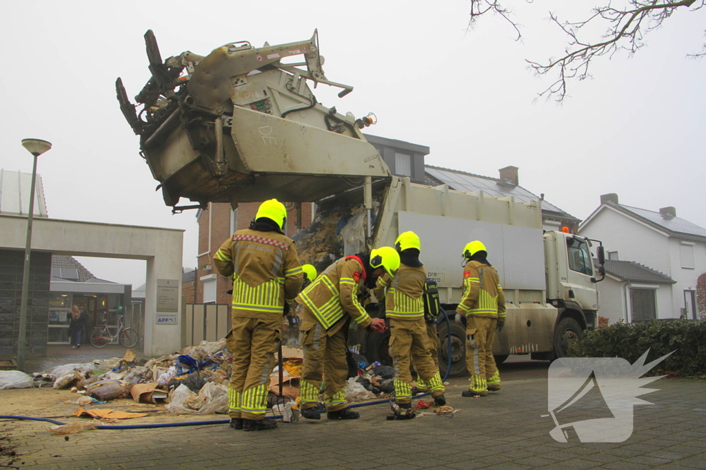 Vuilnis vat vlam in vuilniswagen