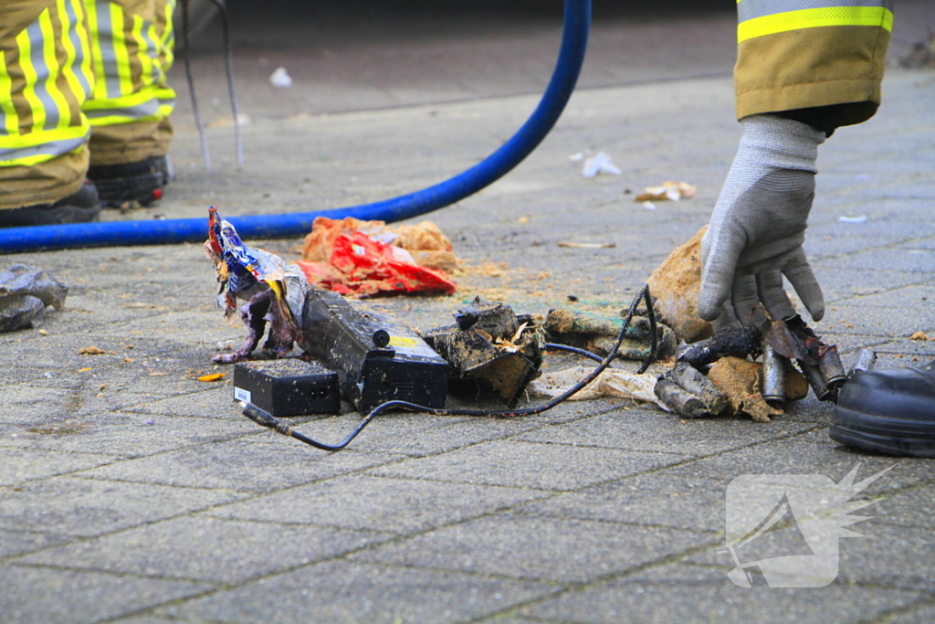 Vuilnis vat vlam in vuilniswagen