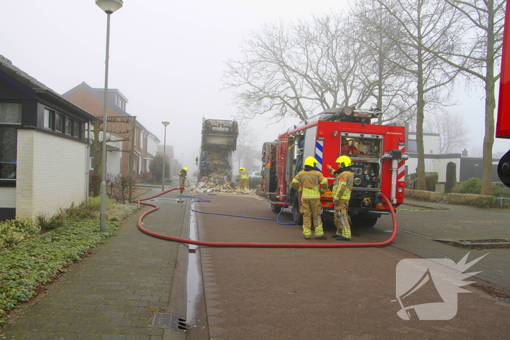 Vuilnis vat vlam in vuilniswagen