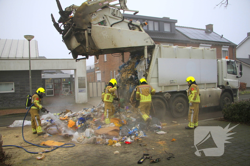 Vuilnis vat vlam in vuilniswagen