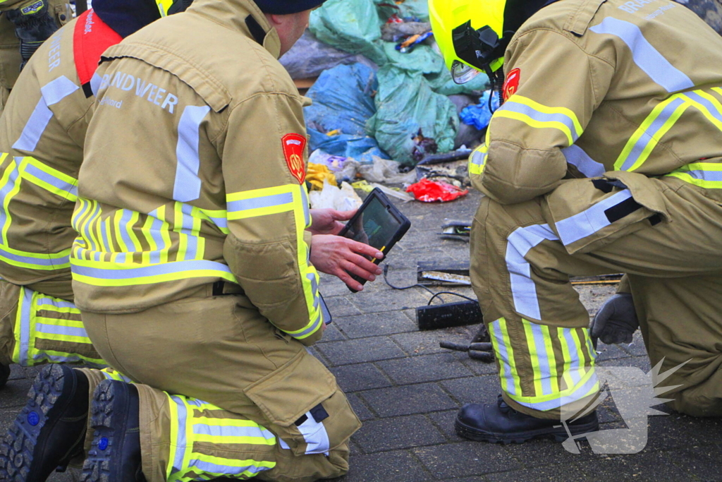 Vuilnis vat vlam in vuilniswagen