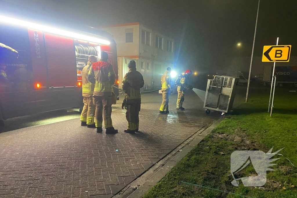 Brandweer blust brand in container