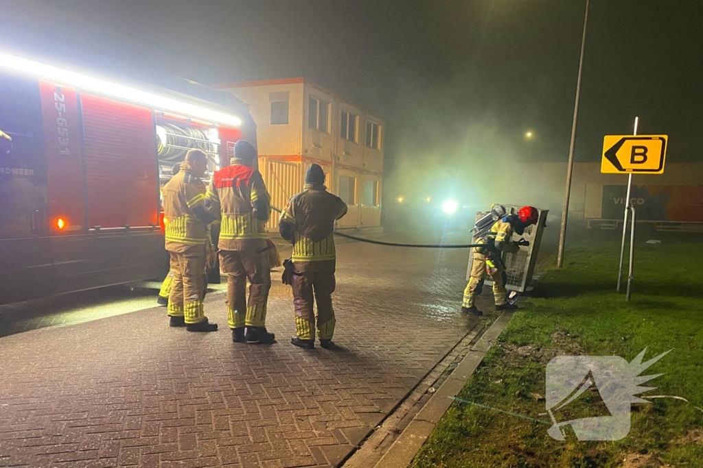 Brandweer blust brand in container