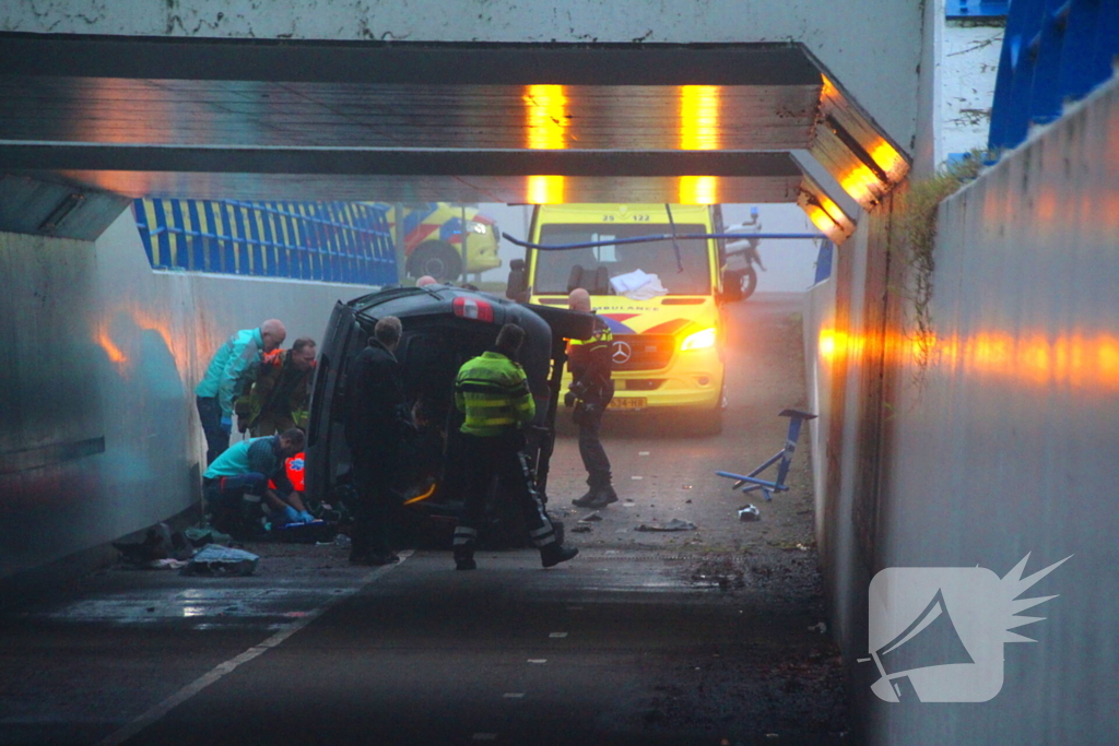Auto valt van viaduct af en belandt op fietspad