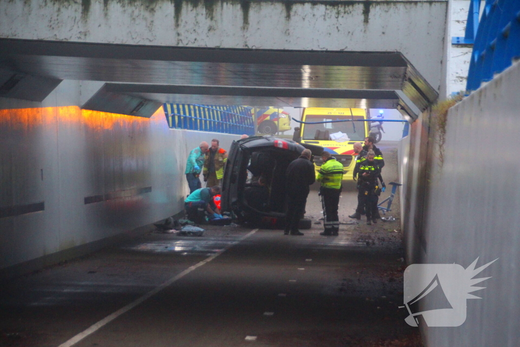 Auto valt van viaduct af en belandt op fietspad