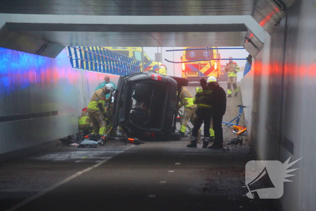 Auto valt van viaduct af en belandt op fietspad